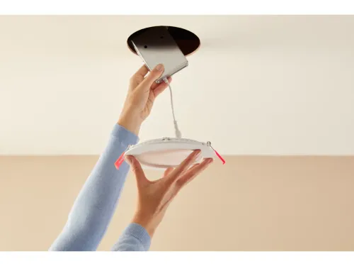 Không gian ánh sáng trắng và màu Hue Slim Downlight L