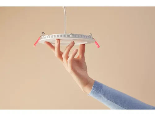 Không gian ánh sáng trắng và màu Hue Slim Downlight L