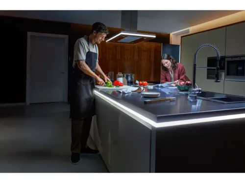 Không gian ánh sáng trắng và màu Omniglow Lightstrip 3m