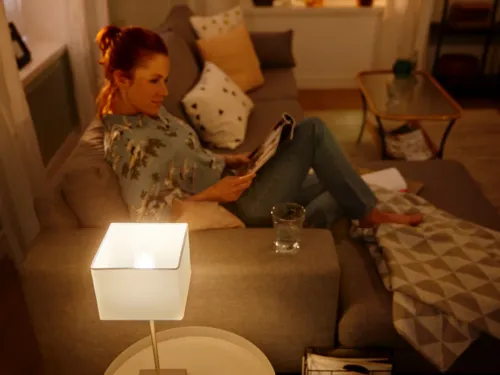 Không gian ánh sáng trắng và màu Hue Bulb – E14